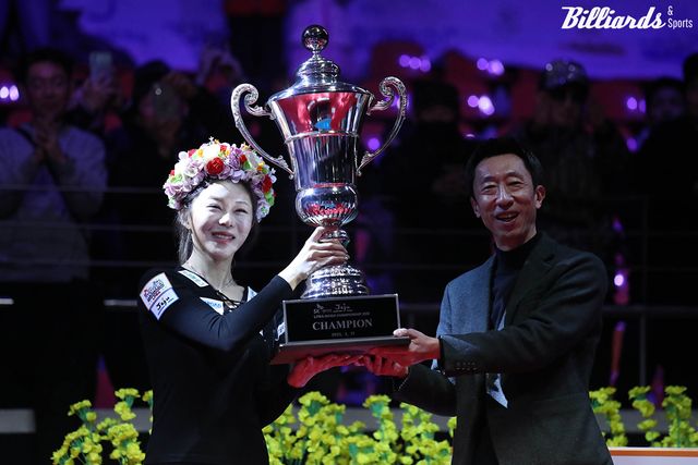 통산 세 번째 월드챔피언십 우승트로피를 받는 김가영.