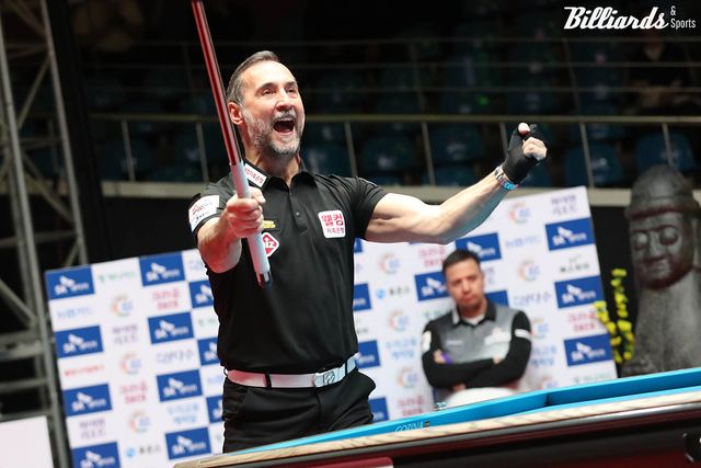 챔피언십 포인트 득점 순간에 기뻐하는 사이그너.