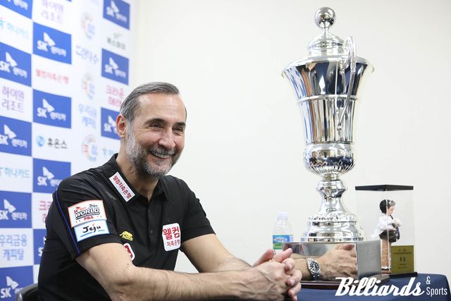 대회를 마친 사이그너가 기자들의 질문에 답하고 있다.