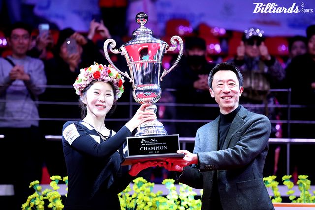 세트 수가 많은 월드챔피언십도 김가영은 우승자 중 유일하게 종합애버리지 1점 이상을 세 차례나 기록하고 3승을 거뒀다. 사진은 김가영과 SK렌터카 장봉걸 단장.