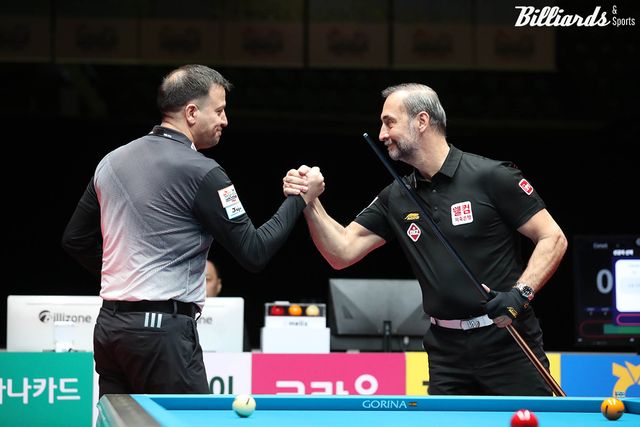 월드챔피언십 결승전에서 사이그너와 손을 맞잡고 결의를 다지는 체네트.