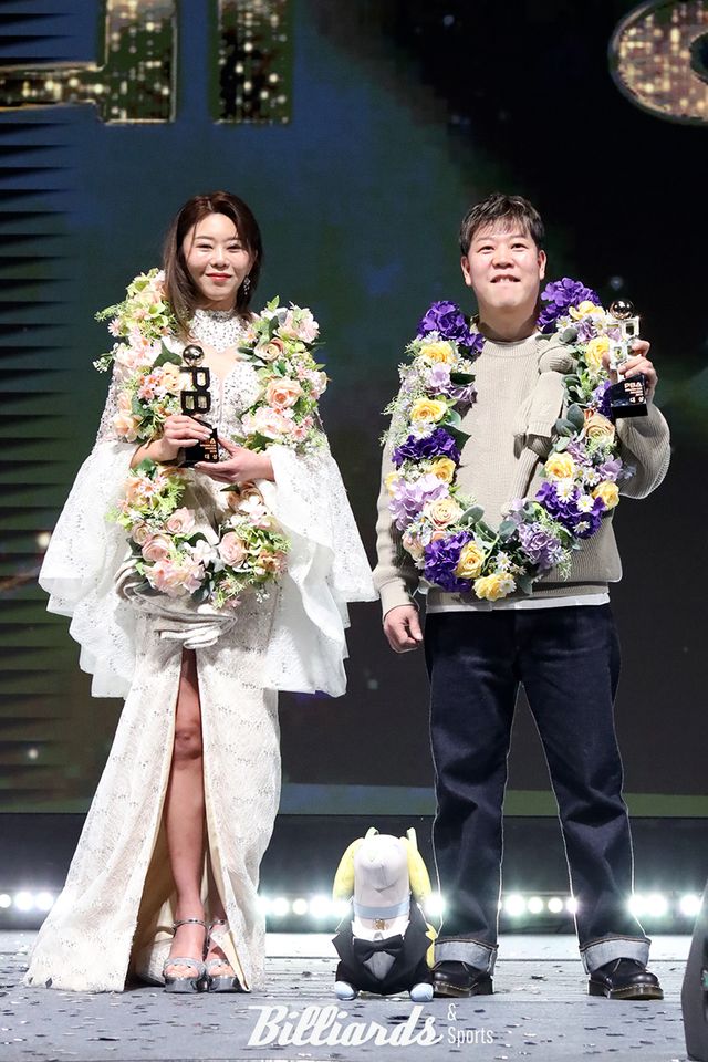 PBA 골든큐 어워즈 2025' 대상을 수상한 김가영과 강동궁.