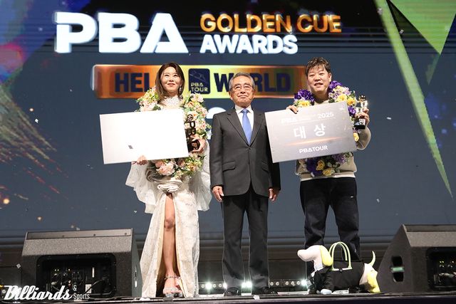 19일 열린 프로당구 시상식 'PBA 골든큐 어워즈'에서 강동궁(SK렌터카)과 김가영(하나카드)이 최고상인 대상과 함께 각각 3관왕, 4관왕을 받았다. 왼쪽부터 김가영, PBA 김영수 총재, 강동궁.&nbsp; 사진=이용휘 기자