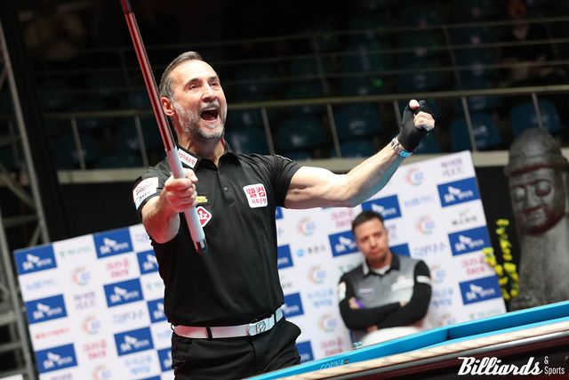 '환갑의 챔피언' 세미 사이그너(웰컴저축은행)가 우승 후 인터뷰에서 뜬금 없이 자신이 받은 '모발 이식'을 언급했다. 이는 그가 당구에서 가장 중요한 체력과 멘탈을 설명하기 위해 꺼낸 재치 있는 답변이었다.&nbsp; 사진=제주/이용휘 기자&nbsp;