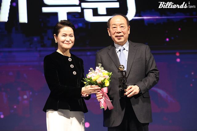 경기부문 공로상을 받은 김영헌 PBA 특보. 시상자는 윤재연 블루원 대표이사부회장.