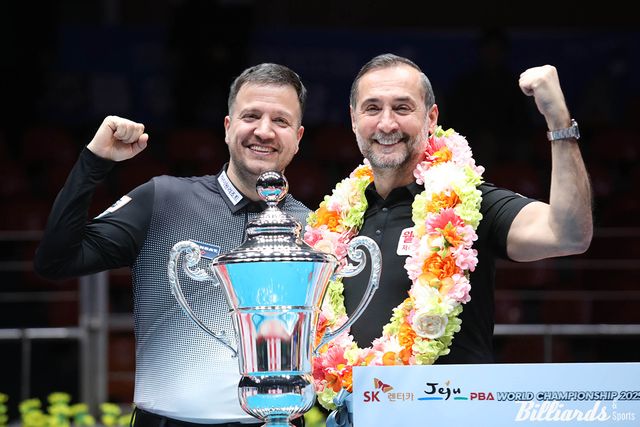 튀르키예의 세미 사이그너(오른쪽)와 륏피 체네트(왼쪽)가 17일 밤 제주도에서 열린 PBA 월드챔피언십을 우승하자 튀르키예당구연맹을 비롯한 당구계가 축하의 메시지를 전했다.&nbsp; 사진=제주/이용휘 기자