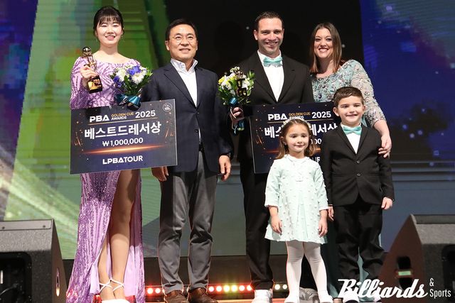 베스트 드레서 이미래와 하비에르 팔라손, 그리고 팔라손 가족이 기념 사진을 찍고 있다.&nbsp;