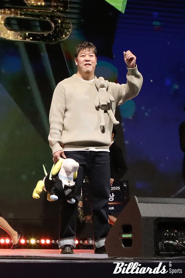 BTS 제이홉이 입어 유명세를 탄 루이비통 스티치드 테디 풀오버와 톰브라운 헥터 레더 토트백으로 포인트를 준 강동궁.