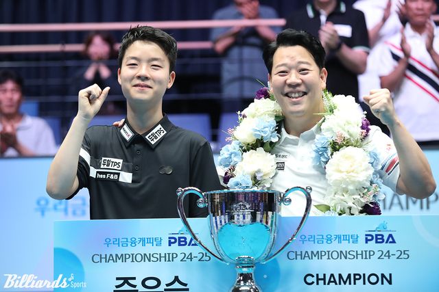 개막전 시상식에서 기념촬영하는 김영원(왼쪽)과 강동궁(오른쪽).