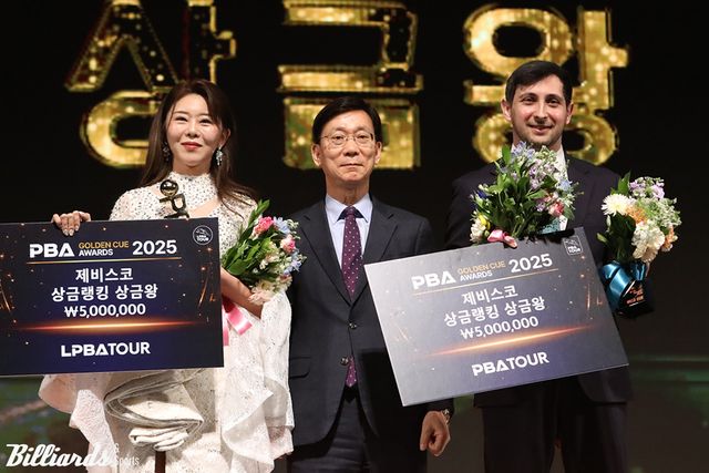 24-25시즌 상금왕에 오른 다비드 마르티네스(오른쪽)와 김가영(왼쪽).