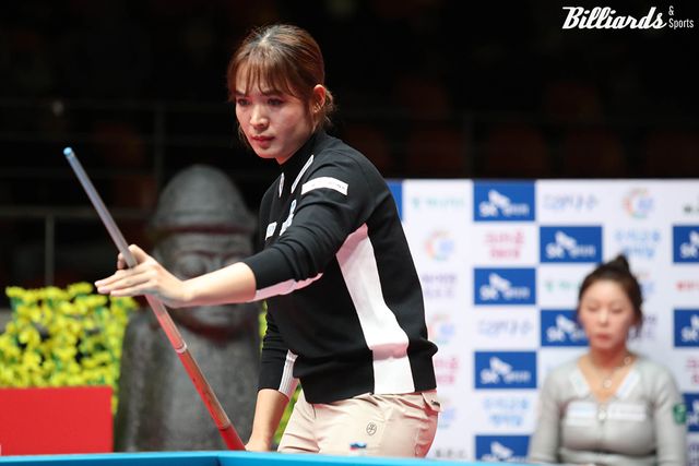 스롱은 김가영과의 맞대결에서 6승 1패로 월등하게 앞섰으나, 23-24시즌 월드챔피언십 16강전 패배 후 24-25시즌에 준결승전에서 두 차례 져 3연패를 당하고 있다.