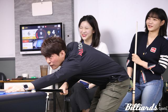 진지하게 샷을 하는 한준희와 여유로운 정수빈-최혜미의 표정이 대비되고 있다.&nbsp;