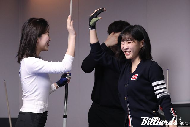 짜릿한 역전승을 거두고 즐거워하는 정수빈과 최혜미