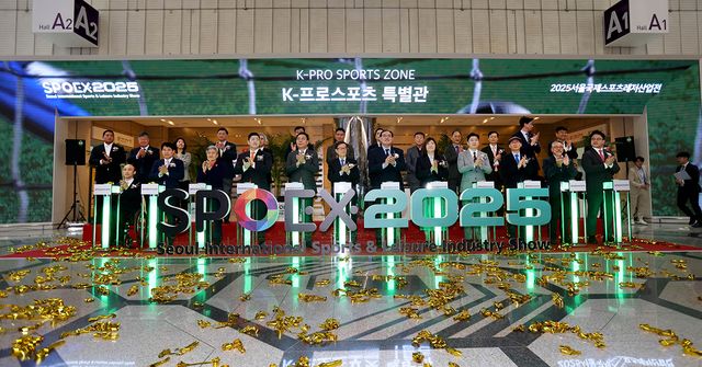 27일 서울 강남구 COEX에서 열린 ‘2025 서울국제스포츠레저산업전’ 개막식에서 VIP들이 기념 사진을 찍고 있다.