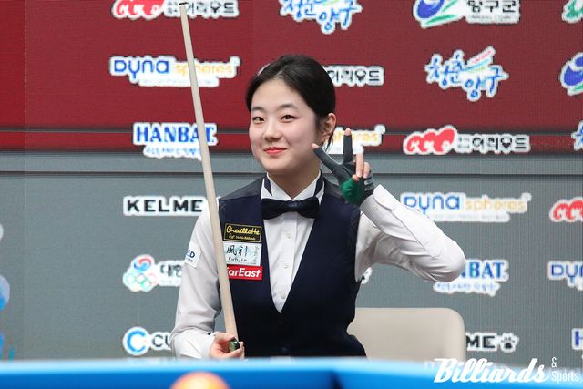 경기가 끝난 후 카메라를 향해 브이(V)를 그려보이는 허채원