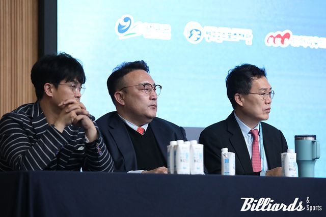 결승전 경기를 지켜보고 있는 대한당구연맹 서수길 회장(오른쪽)과 인천당구연맹 이혁재 회장(가운데). 왼쪽은 대한당구연맹 허해용 수석부회장.&nbsp;