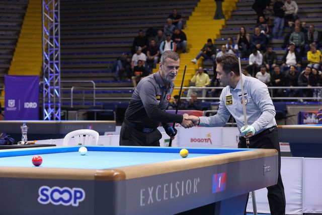 이번 보고타 3쿠션 당구월드컵 결승전에 앞서 쩐타인룩과 악수하는 타슈데미르.