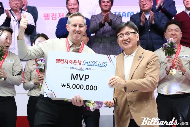 파이널 MVP에 오른 에디 레펀스(좌)와 시상자 PBA 장상진 부총재(우).