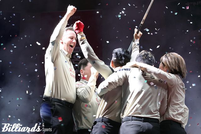 '웰컴저축은행 PBA 팀리그 2024-2025' 파이널에서 우승을 확정한 순간 테이블 위에 올라 승리를 만끽하는 SK렌터카. 맨 왼쪽이 에디 레펀스. 사진=고양/이용휘 기자