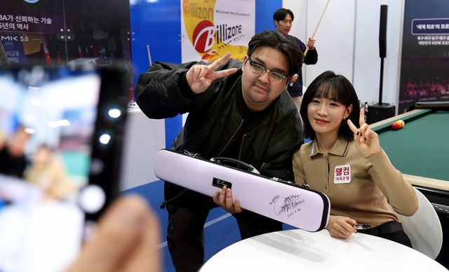 최혜미가 29일 서울 강남구 코엑스(COEX)에서 열린 '2025 서울국제스포츠레저산업전’에서 팬사인회 때 함께 사진을 찍고 있다.