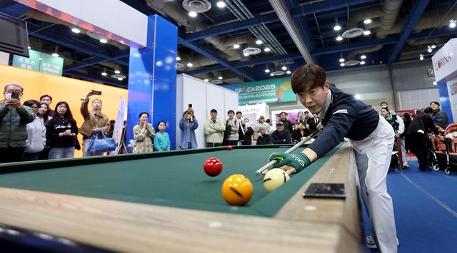 김재근이 서울 강남구 코엑스(COEX)에서 열린 '2025 서울국제스포츠레저산업전’에서 예술구를 선보이고 있다.