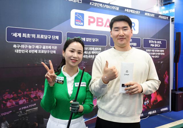 김진아가 29일 서울 강남구 코엑스(COEX)에서 열린 '2025 서울국제스포츠레저산업전’에서 이벤트가 끝나고 팬과 함께 기념 사진을 찍고 있다.