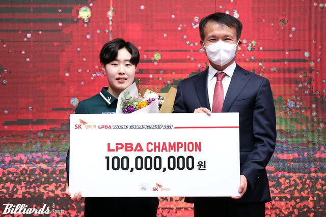 여자 프로당구(LPBA) 월드챔피언십 우승상금이 다시 1억원으로 상향됐다. 지난 20-21시즌 첫 번째 열린 월드챔피언십에서 우승자 김세연(사진)이 1억원을 받은 뒤 7천만원으로 하향됐다가 올해부터 우승자가 다시 1억원을 받게 됐다.&nbsp; 빌리어즈앤스포츠 DB