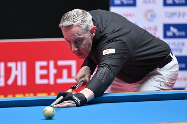 프로당구 왕중왕전 'SK렌터카 제주특별자치도 PBA 월드챔피언십 2025' 조별리그 첫 경기에서 외인 3명이 승리를 거두고 1승을 선취했다. 사진은 이날 한국의 최성원(휴온스)을 꺾은 에디 레펀스(SK렌터카).&nbsp; 사진=PBA 제공