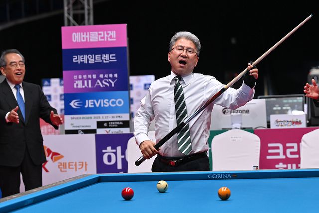 시타에 성공한 제주도의회 이상봉 의장이 기뻐하고 있다.