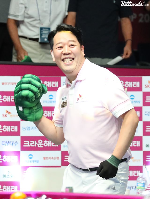 초대 월드챔피언십에서 준우승했던 강동궁(SK렌터카)은 지난 세 차례 월드챔피언십에서 모두 8강에 머물렀고, 이번 시즌에 커리어하이를 기록해 사상 첫 월드챔피언십 우승에 대한 기대감을 높였다. 사진은 이번 시즌 4차 투어 '크라운해태 PBA 챔피언십 한가위'에서 우승한 후 헐크 장갑을 착용하고 세리머니를 하는 강동궁.&nbsp; 빌리어즈앤스포츠 DB