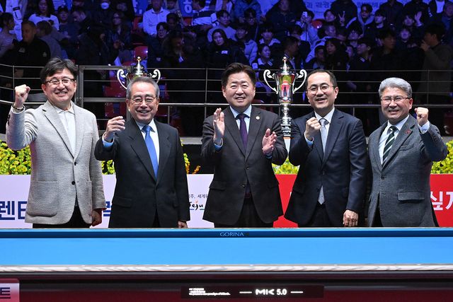 프로당구 왕중왕을 가리는 'SK렌터카 제주특별자치도 PBA 챔피언십'이 8일 오후에 개막했다. 사진은 개막식에서 기념촬영하는 PBA 장상진 부총재, 김영수 총재, 오영훈 제주도지사, SK렌터카 이정환 대표, 제주도의회 이상봉 의장.&nbsp; 사진=PBA 제공