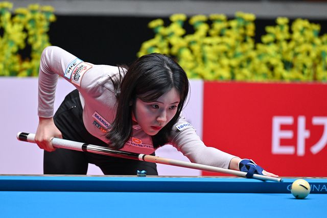 정수빈(NH농협카드)이 월드챔피언십 우승자 스롱 피아비(우리금융캐피탈)을 상대로 데뷔전에서 승리를 거두고 1승을 선취했다.&nbsp; 사진=PBA 제공