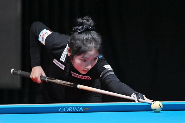 한지은은 이우경을 세트스코어 2-0으로 물리치고 1승을 올렸다.