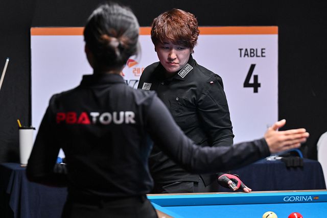 일본의 '투어 챔피언' 히가시우치 나쓰미는 김민영을 세트스코어 2-0으로 꺾고 1승을 거뒀다.