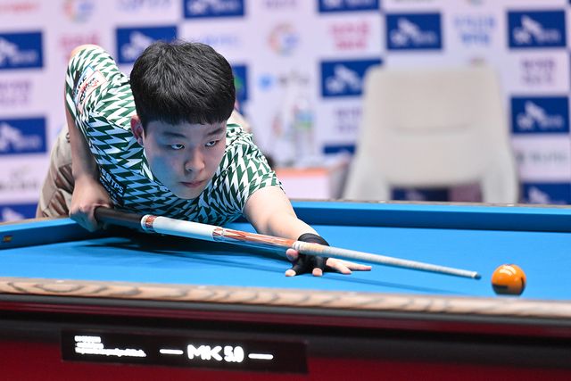 '최연소 투어 챔피언' 김영원이 8일 제주 한라체육관에서 열린 PBA 월드챔피언십 데뷔전에서 1점차의 극적인 승리를 거두고 1승을 올렸다.&nbsp; 사진=PBA 제공