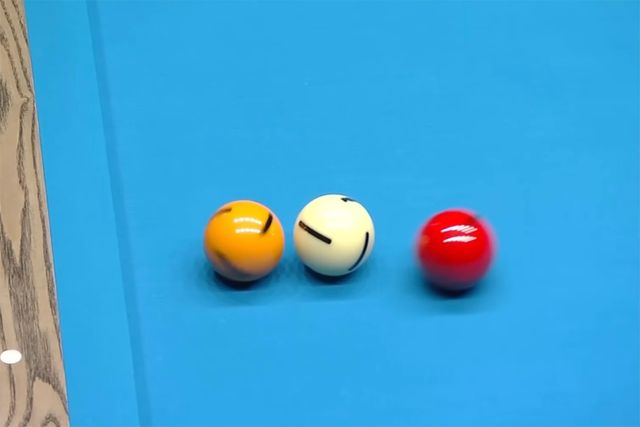 투뱅크샷으로 1목적구를 맞은 노란색 수구가 제자리에서 회전을 하던 중 운 좋게 돌아 나온 빨간색 첫 번째 목적구가 흰 공과 충돌하며 흰 공을 노란색 수구 쪽으로 밀어냈다. 비록 수구가 두 목적구에 모두 맞았지만, 정작 단쿠션에 한 번 더 부딪혔어야 하는 수구가 제자리 회전에 그쳐 3쿠션을 완성하지 못했다.