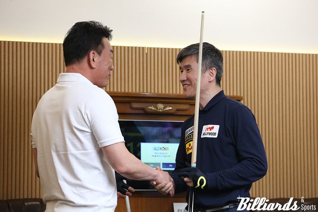 4강 경기 후 인사를 나누는 김광현과 강자인.