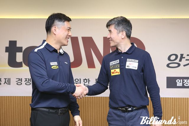 시상식에서 서로에게 축하를 건네는 차명종과 강자인.