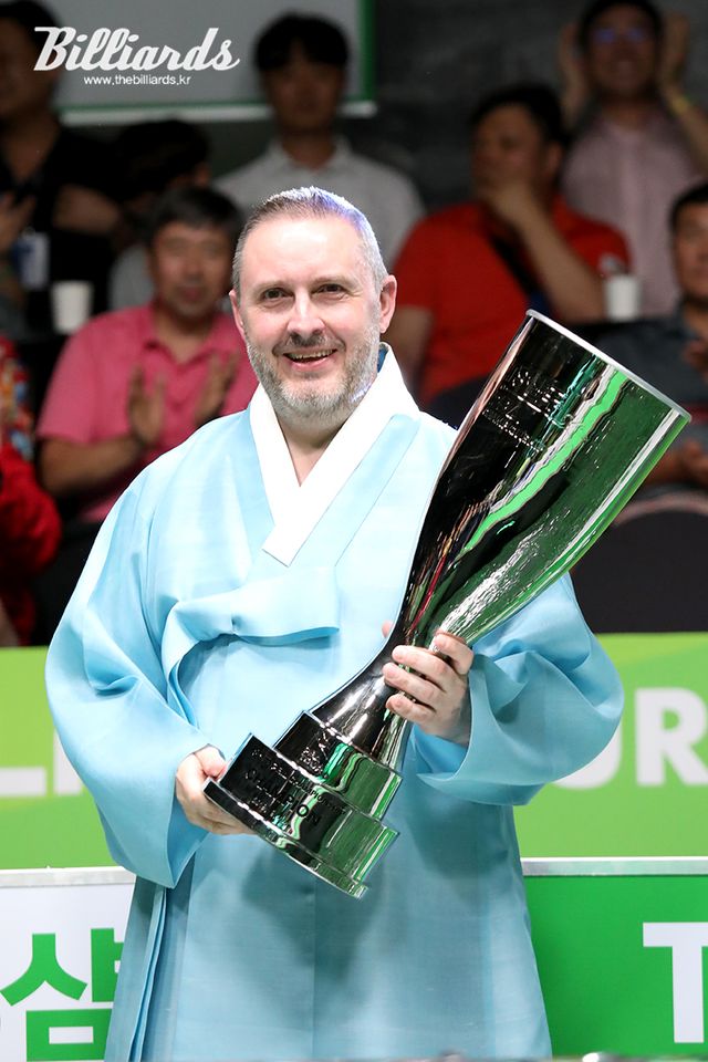 PBA 투어에서 첫 우승을 차지한 쿠드롱이 한복을 입고 포즈를 취하고 있다.