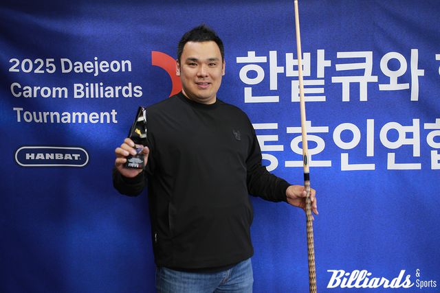 우승을 차지한 이정열 동호인이 우승 트로피와 부상으로 받은 한밭의 마에스트로큐를 들고 포즈를 취하고 있다. 사진=한밭큐 제공