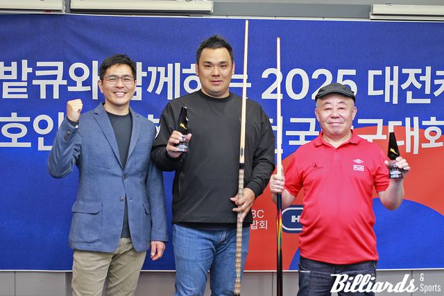 왼쪽부터 한밭큐 권혁준 팀장과 트로피와 한밭큐를 손에 든 우승자 이정열, 준우승자 박정석.