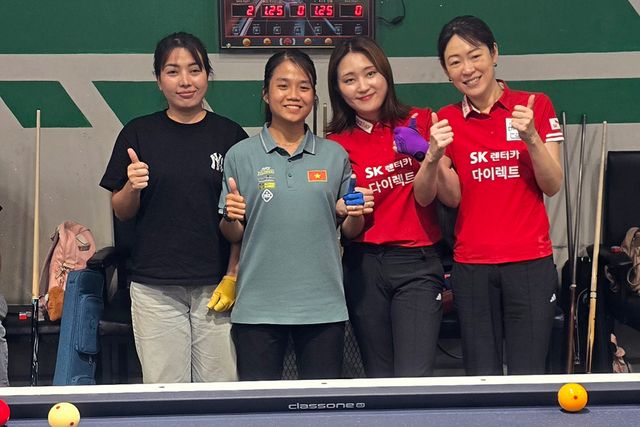 현지 선수들과 경기 후 기념 사진을 찍고 있는 강지은과 히다 오리에.&nbsp;&nbsp;사진=SK렌터카 제공