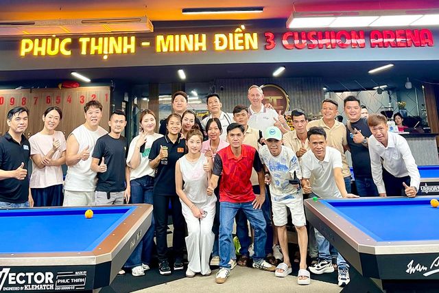 SOOP 스트리머 민디엔의 구장에서 현지 팬들과 기념사진을 찍고 있는 SK렌터카 다이렉트. 사진=민디엔 SNS