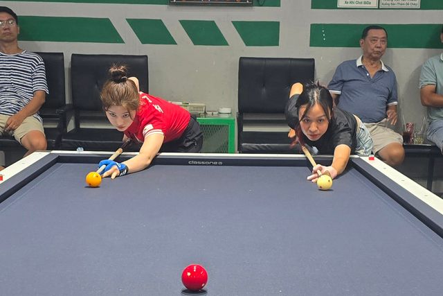 베트남 현지 선수와 친선 경기 중인 조예은.&nbsp;&nbsp;사진=SK렌터카 제공