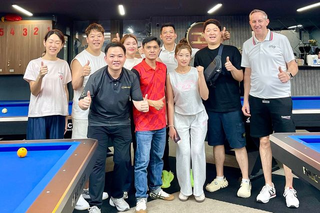 '베트남 대세' 바오프엉빈이 프로당구 'PBA 대세' SK렌터카 다이렉트와 만났다. 앞줄 왼쪽부터 바오프엉빈과 민디엔, 조예은, 조건휘, 에디 레펀스. 뒷줄 왼쪽부터 히다 오리에, 강동궁, 강지은, 응오딘나이. 사진=민디엔 SNS