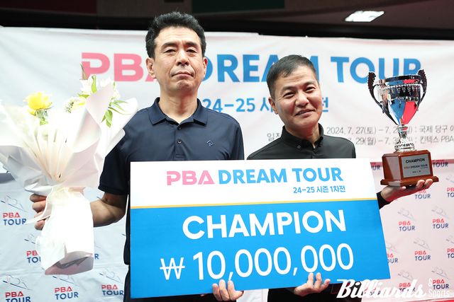 2024-25시즌 드림투어 개막전 우승자 박춘우(우)와 준우승자 서삼일(좌). 서삼일은 2부 강등 한 시즌 만에 1부 복귀에 성공했으나 박춘우는 랭킹 2위에도 불구하고 1부 투어 선수 등록을 포기했다.