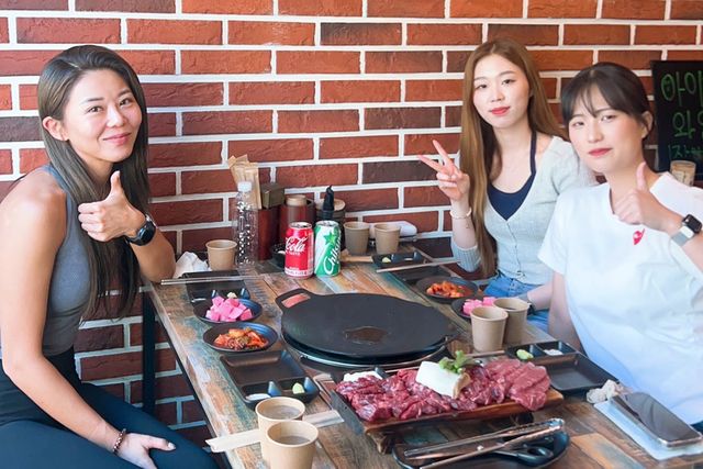 김가영이 '제자' 박정현과 서서아에게 우승 기념 '한 턱'을 쏘고 있다. 사진=김가영 제공