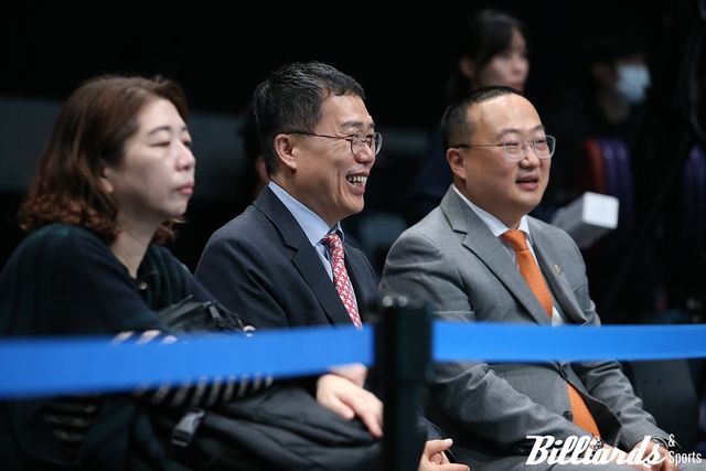 관중석에서 대회를 즐기고 있는 서수길 회장.