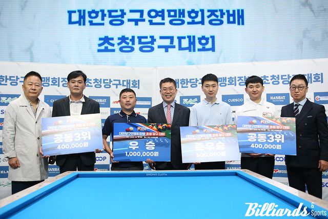 스누커 종목 입사장들과 시상자.