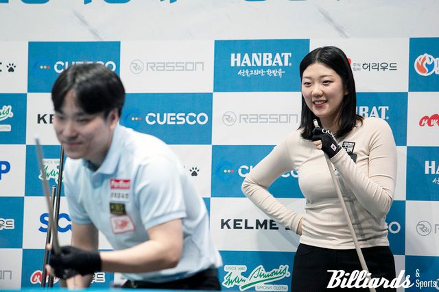 여유있는 표정으로 고태영의 플레이를 지켜보고 있는 권보미